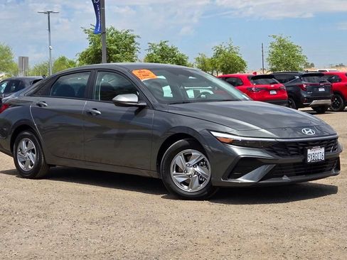 Used 2026 Hyundai Elantra SE w/ Cargo Package FWD image 1