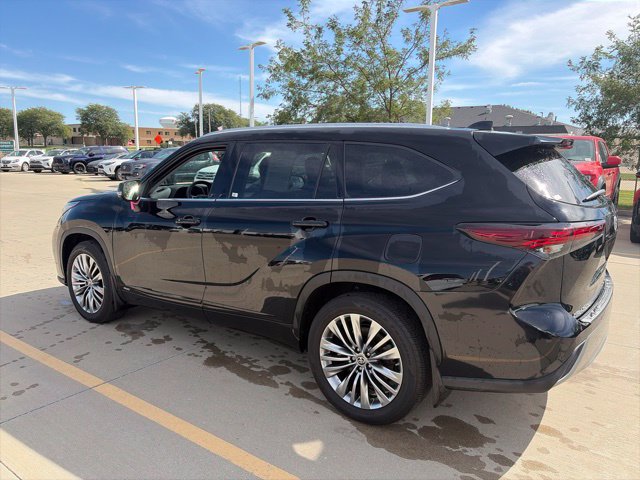 Used 2024 Toyota Highlander Limited AWD/4WD image 5