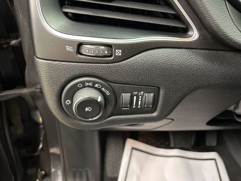 Used 2019 Jeep Cherokee Trailhawk w/ Cold Weather Group image 15