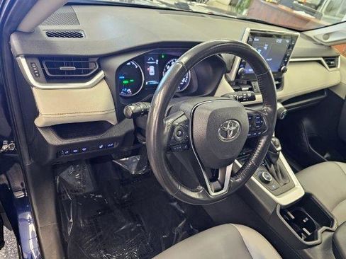 Used 2022 Toyota RAV4 XLE Premium AWD/4WD image 9