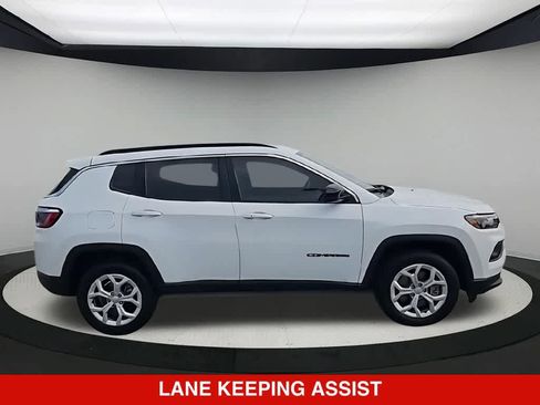 Used 2024 Jeep Compass Latitude AWD/4WD image 9