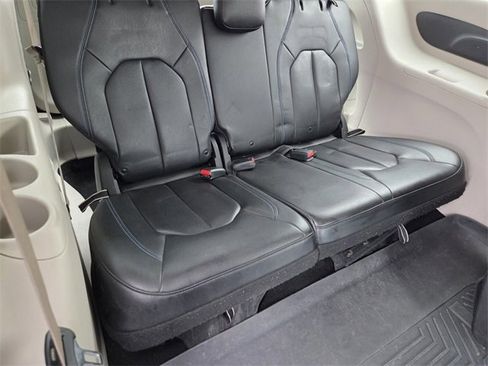 Used 2021 Chrysler Pacifica Touring-L image 14