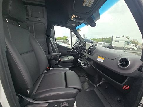 Used 2025 Mercedes-Benz Sprinter 2500 image 8