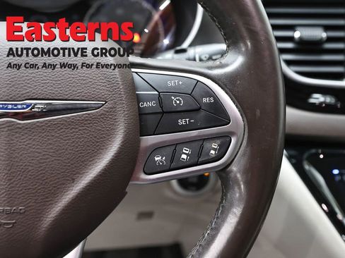 Used 2017 Chrysler Pacifica Touring-L Plus w/ Advanced Safetytec Group FWD image 16