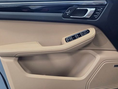 Certified 2025 Porsche Macan image 32