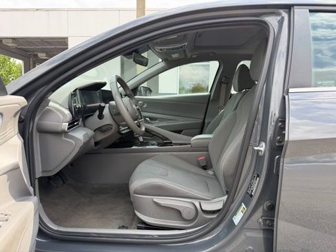 Used 2025 Hyundai Elantra SEL image 11