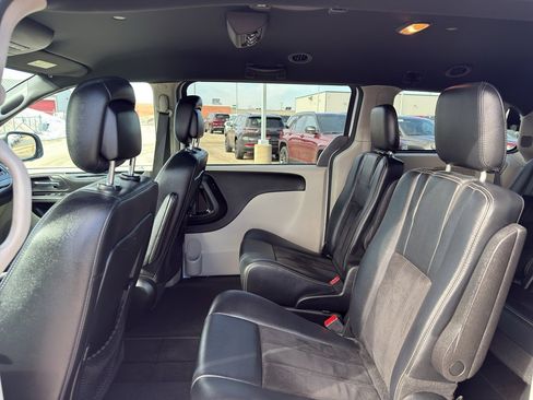 Used 2017 Dodge Grand Caravan SXT image 28