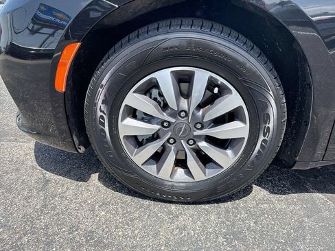 Used 2023 Chrysler Pacifica Touring-L FWD image 10