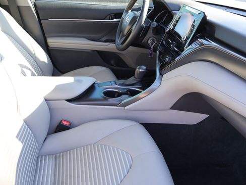 Used 2024 Toyota Camry SE image 11