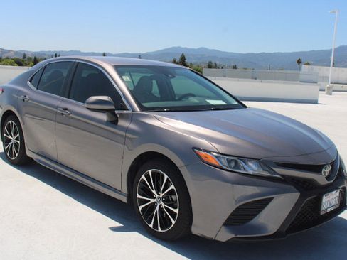 Used 2019 Toyota Camry SE w/ Carpet Mat Package FWD image 2