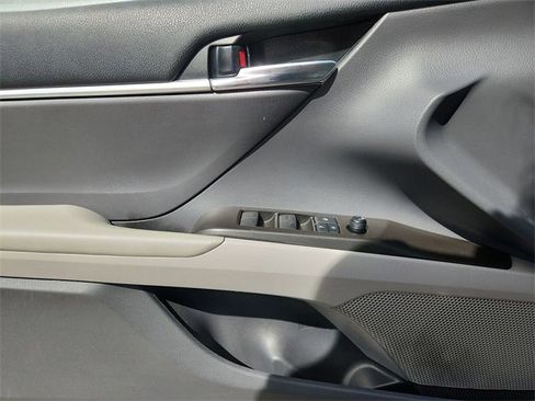 Used 2022 Toyota Camry SE image 19