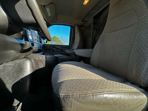 Used 2017 Chevrolet Express 2500 image 22