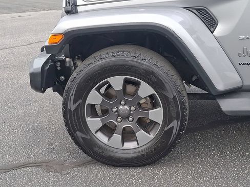 Used 2018 Jeep Wrangler Unlimited Sahara w/ Cold Weather Group AWD/4WD image 8
