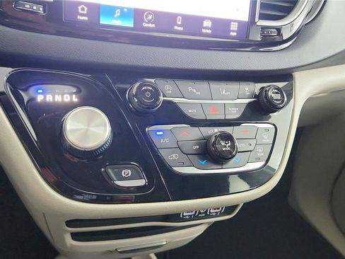 Used 2023 Chrysler Pacifica Touring-L FWD image 25