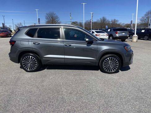 New 2026 Volkswagen Taos SE FWD image 2