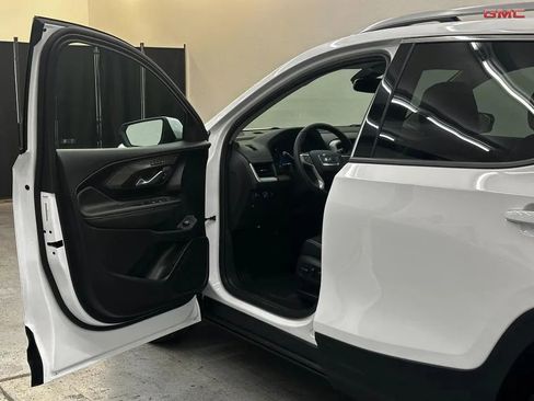 Used 2024 GMC Terrain SLT image 16