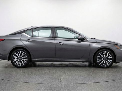 Used 2025 Nissan Altima 2.5 SV image 11