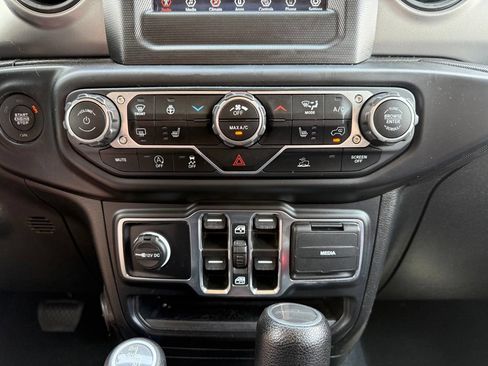 Used 2022 Jeep Gladiator Sport AWD/4WD image 13
