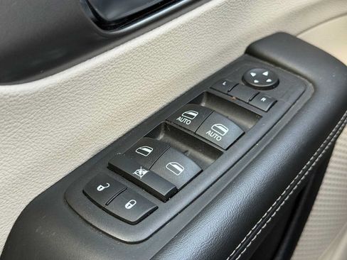 Used 2023 Chrysler Pacifica Touring-L FWD image 4
