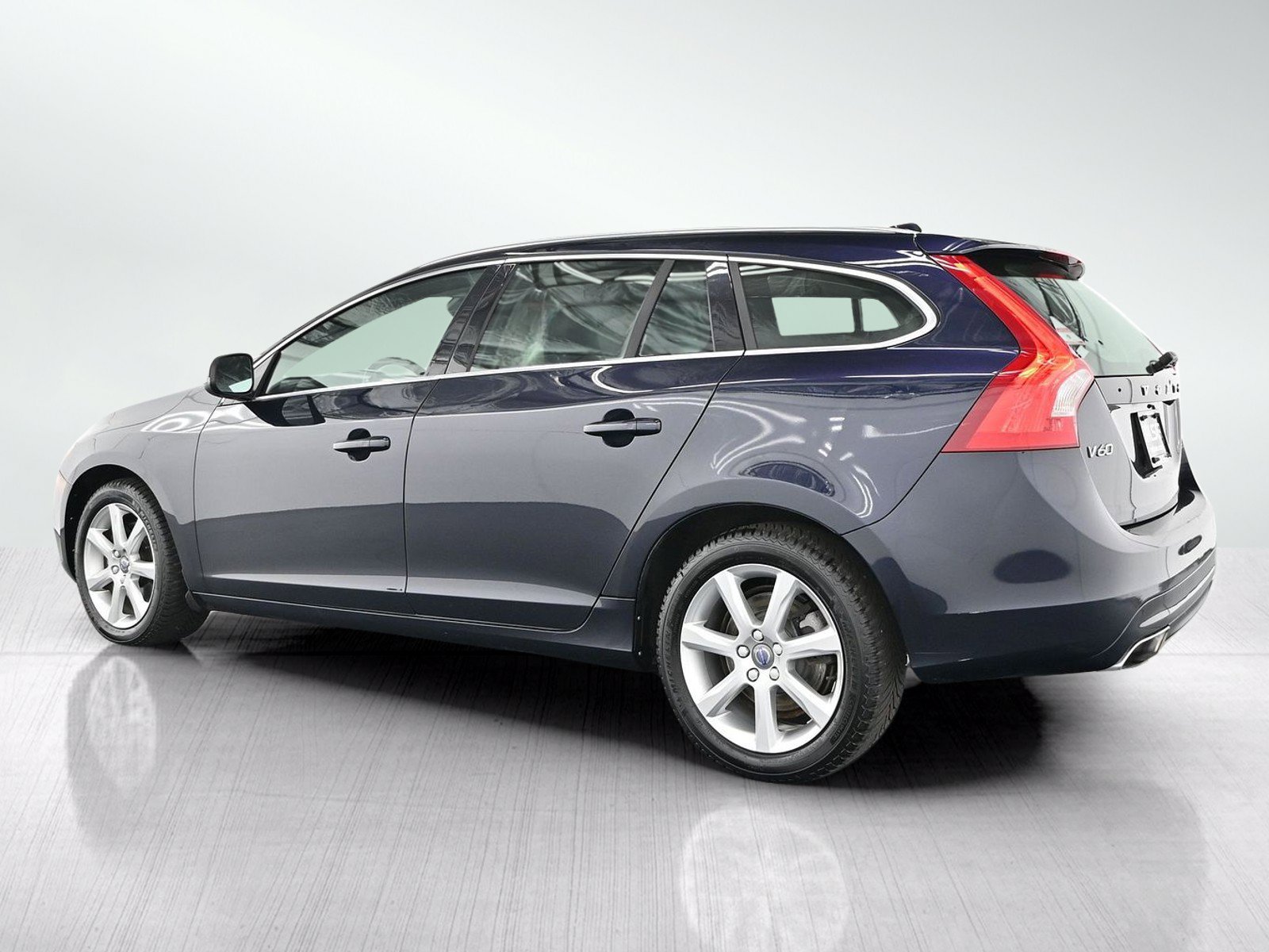 Used 2017 Volvo V60 T5 Premier w/ Convenience Package AWD/4WD image 4