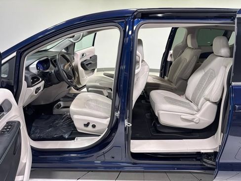 Used 2018 Chrysler Pacifica Touring Plus FWD image 8