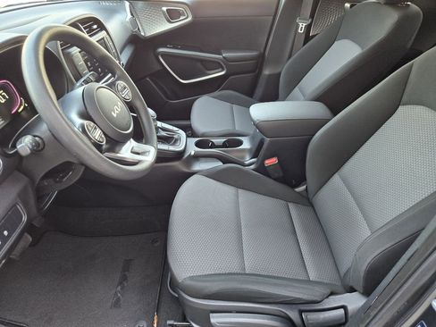 Used 2023 Kia Soul LX w/ LX Technology Package image 8