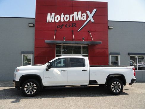 Used 2022 Chevrolet Silverado 2500 Custom AWD/4WD image 2