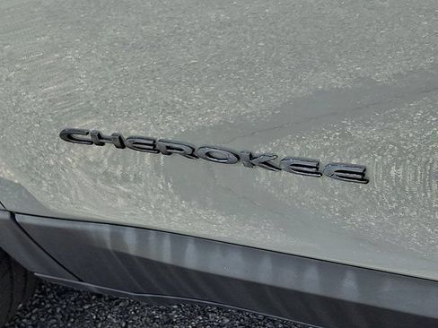 Certified 2019 Jeep Cherokee Latitude Plus w/ Cold Weather Group AWD/4WD image 34