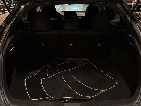 Used 2019 Toyota C-HR LE FWD image 5