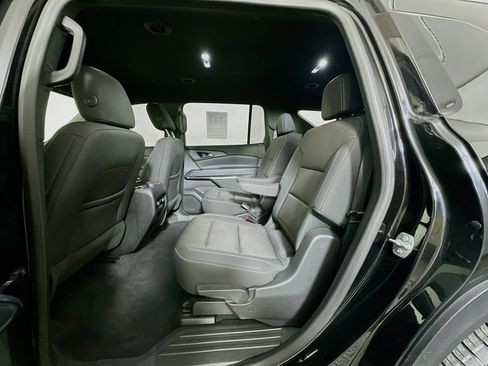 Used 2025 Chevrolet Traverse LT image 28