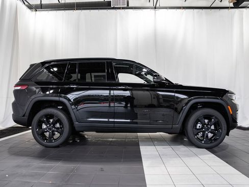 New 2025 Jeep Grand Cherokee Altitude image 3