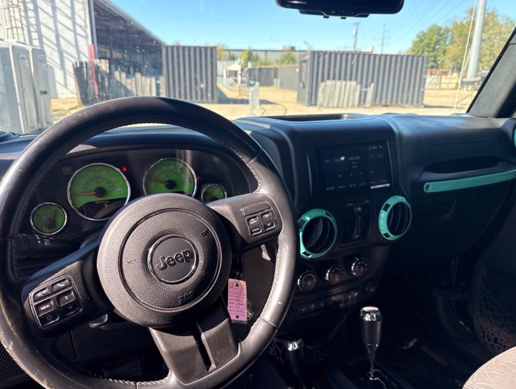 Used 2015 Jeep Wrangler Unlimited Rubicon w/ Connectivity Group AWD/4WD image 10