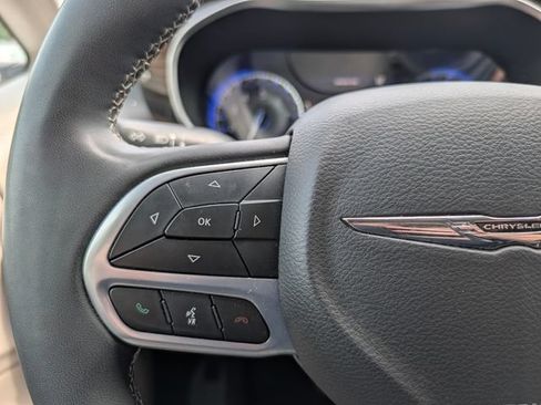 Used 2023 Chrysler Pacifica Limited FWD image 19