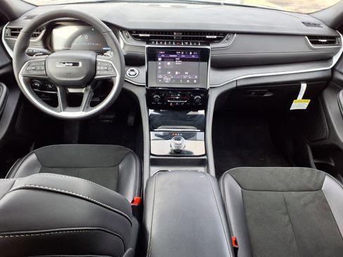 Used 2025 Jeep Grand Cherokee L Altitude image 11