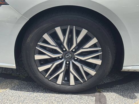 Used 2025 Nissan Altima 2.5 SV FWD image 31