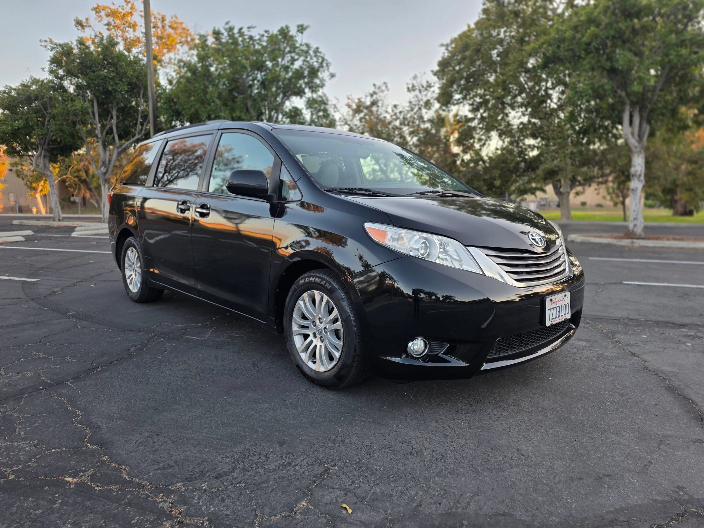 Used 2017 Toyota Sienna XLE FWD image 1