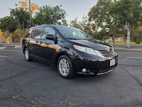 Used 2017 Toyota Sienna XLE FWD image 1