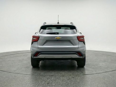 Used 2025 Chevrolet Trax LT FWD image 7