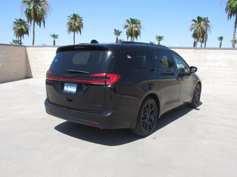 Used 2025 Chrysler Pacifica Limited FWD image 5