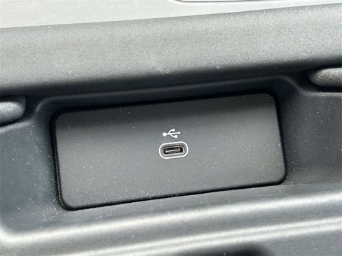 Used 2025 Land Rover Discovery S image 33