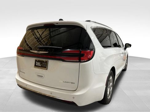 Used 2023 Chrysler Pacifica Limited FWD image 5