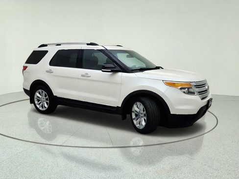 Used 2015 Ford Explorer XLT w/ Equipment Group 202B FWD image 5