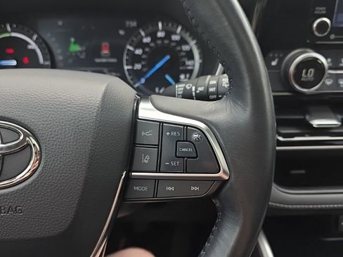 Certified 2021 Toyota Highlander XLE AWD/4WD image 25