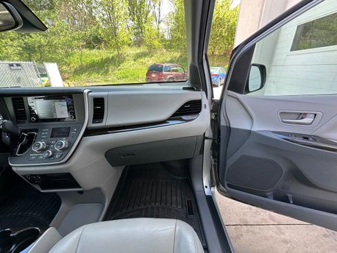 Used 2020 Toyota Sienna XLE w/ XLE Navigation Package AWD/4WD image 22