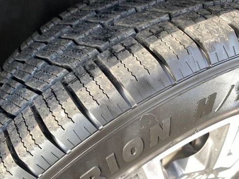 Certified 2023 GMC Acadia SLE w/ LPO, Floor Liner Package image 21