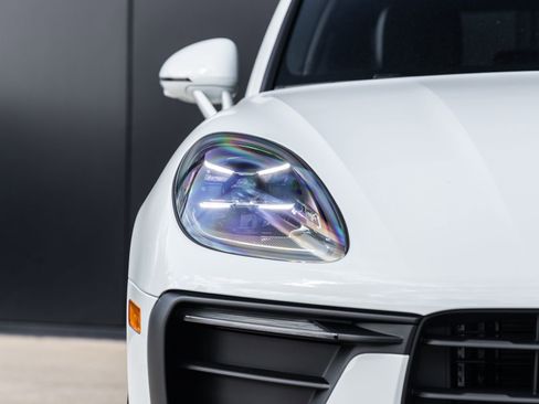 Certified 2026 Porsche Macan AWD/4WD image 19
