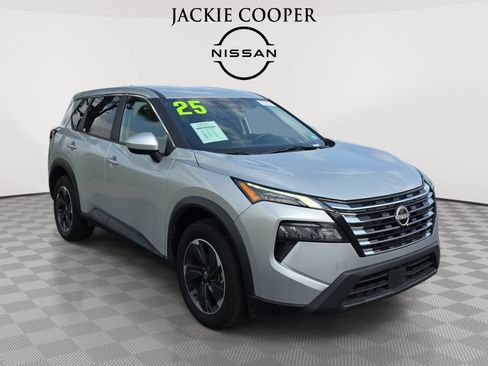 Used 2025 Nissan Rogue SV FWD image 3