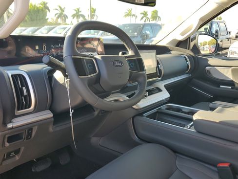 New 2025 Ford Expedition Active image 9