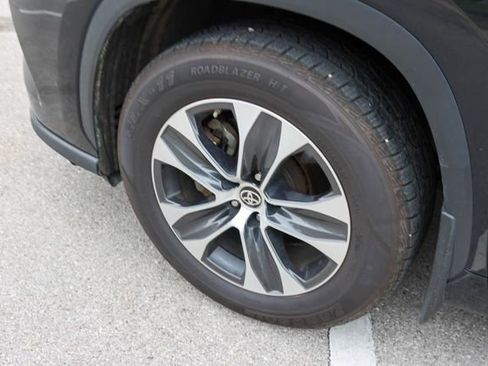 Used 2021 Toyota Highlander XLE AWD/4WD image 7