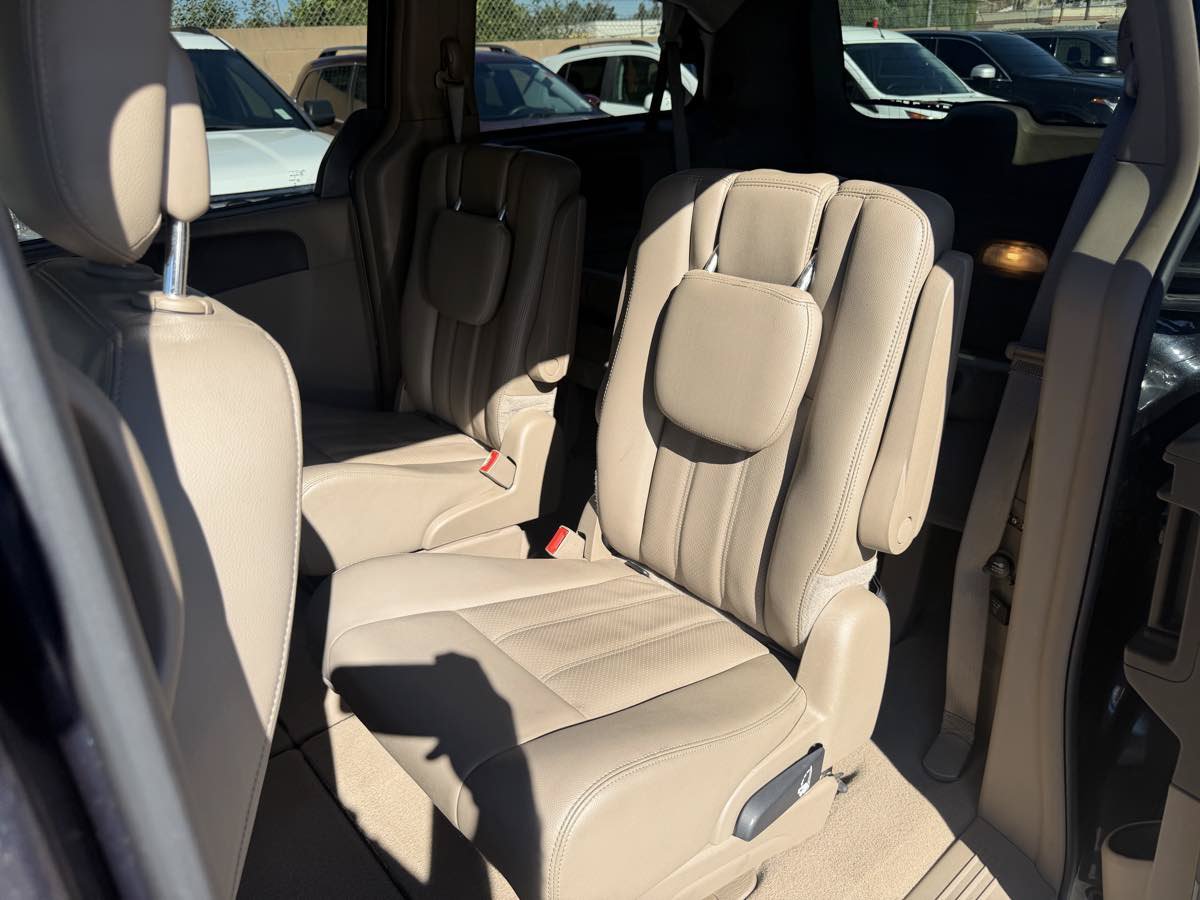 Used 2013 Chrysler Town & Country Touring-L w/ Driver Convenience Group FWD image 22